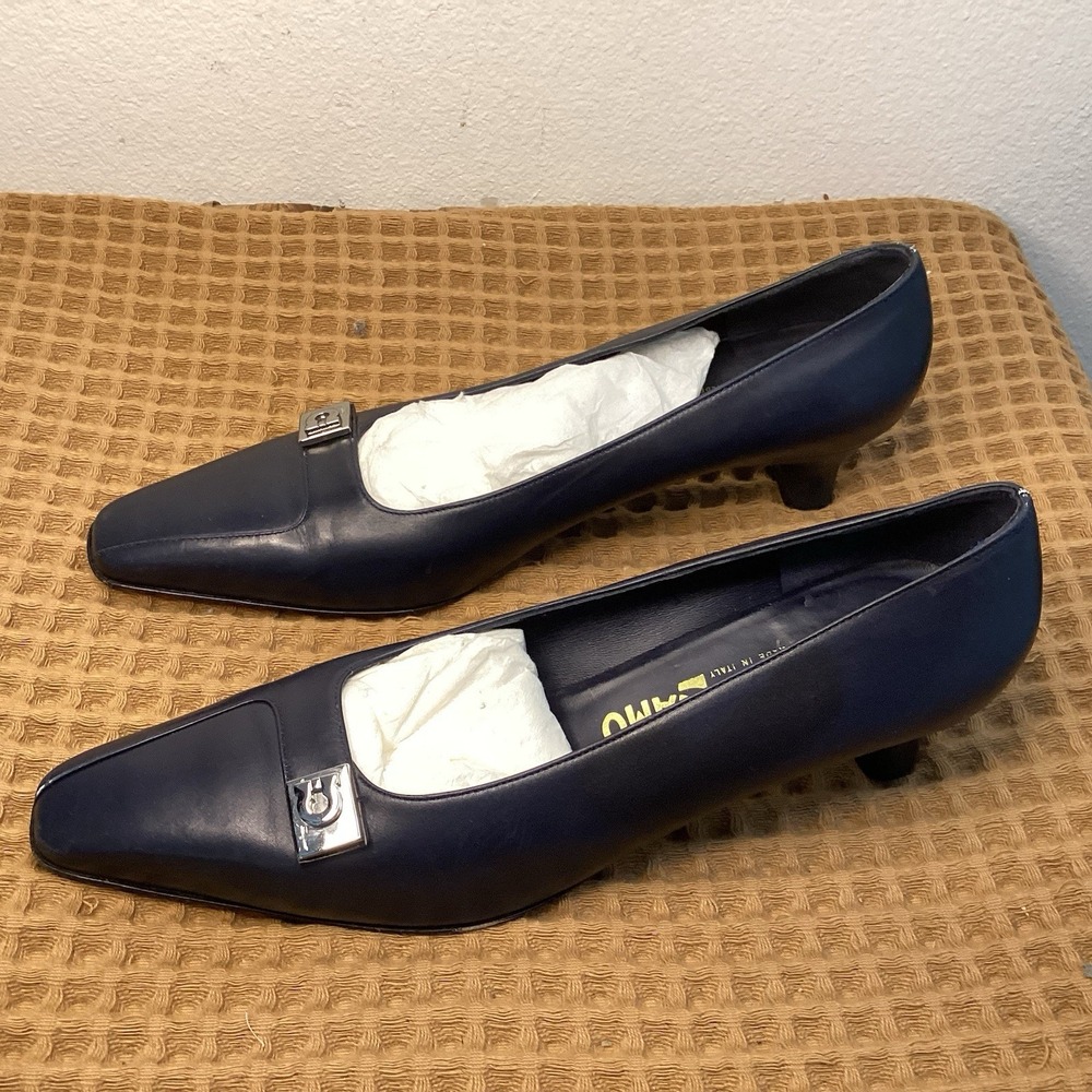 Salvatore Ferragamo Heels Womens Sz 9.5 B Navy Blue Pumps Gancini Buckle Logo - Picture 4 of 10